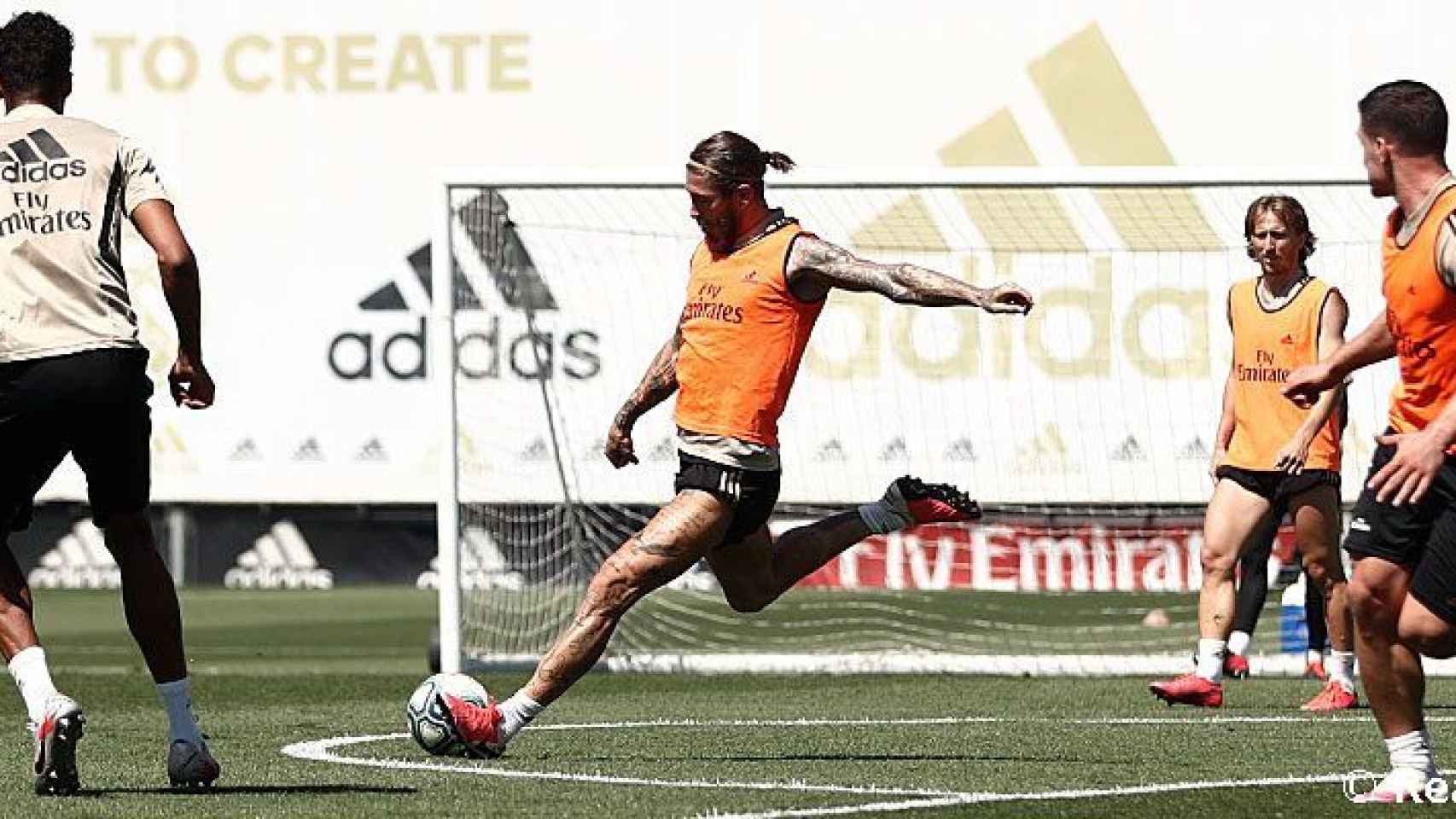 Jovic observa el lanzamiento de Ramos en el entrenamiento del Real Madrid
