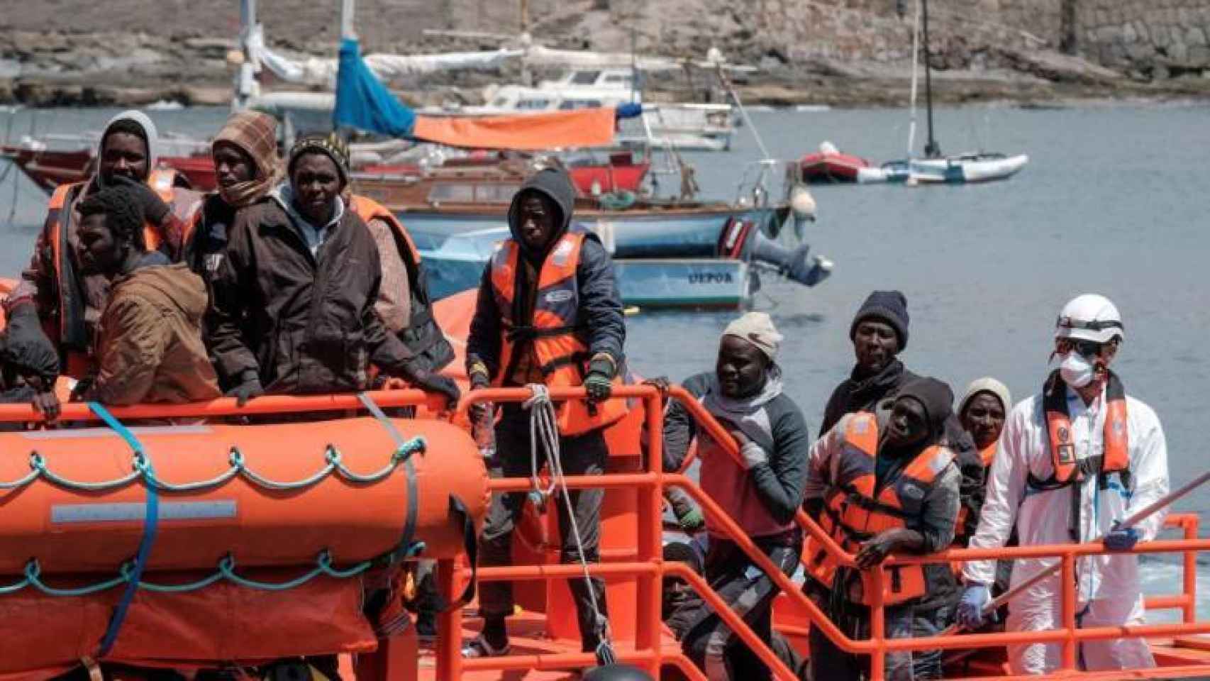 Imagen de archivo de inmigrantes llegando a Canarias tras ser rescatados. Efe.