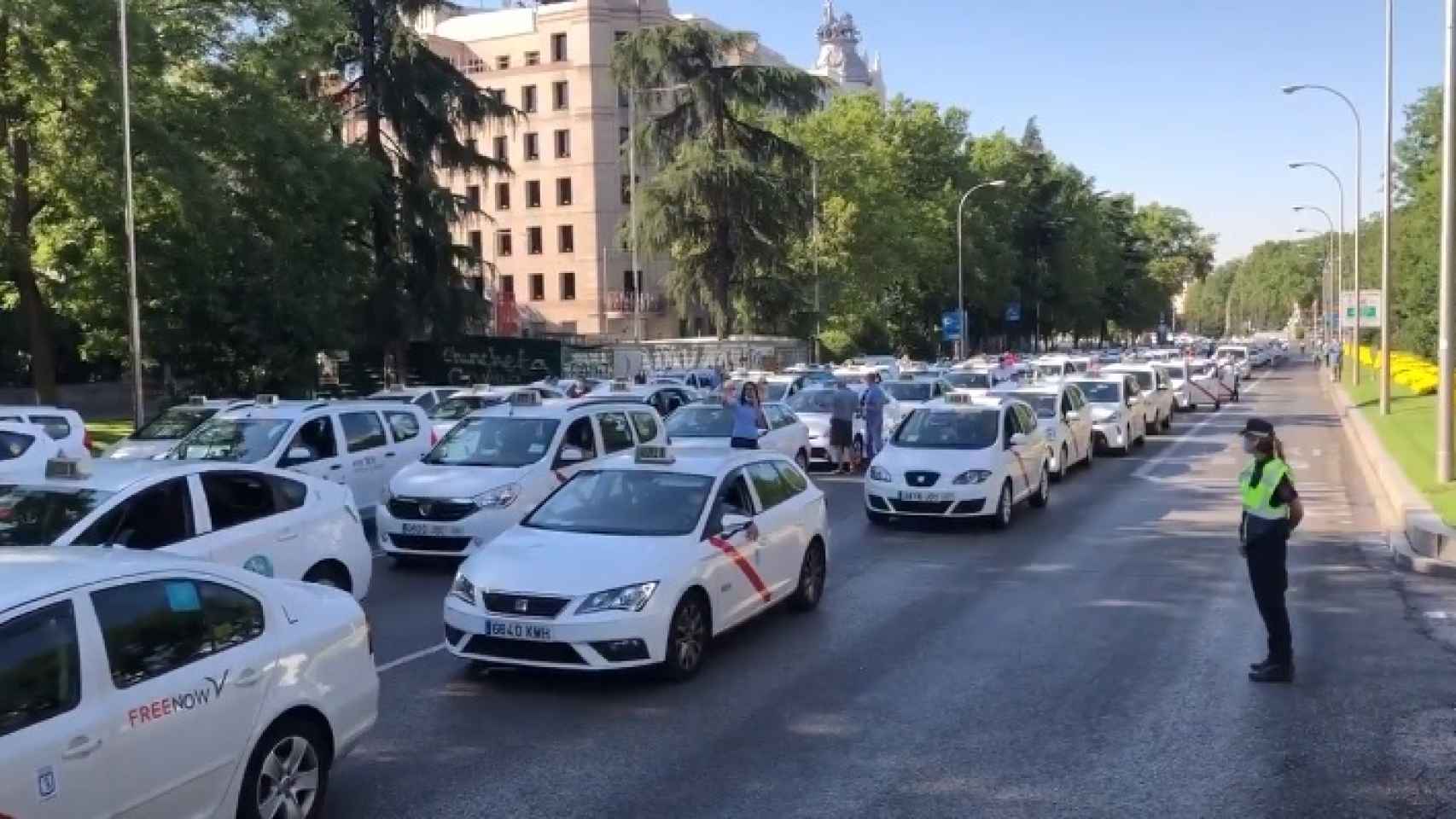 Decenas de taxis se manifiestan este martes en Madrid. Foto: Twitter @javiergalvezm