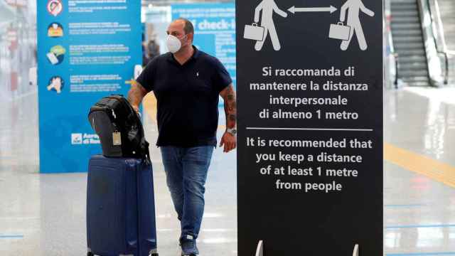 Un viajero en el aeropuerto de Fiumicino en Roma