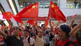 Un grupo de simpatizantes de China muestra banderas y cantan consignas en Amoy Plaza en Hong Kong (China). Efe