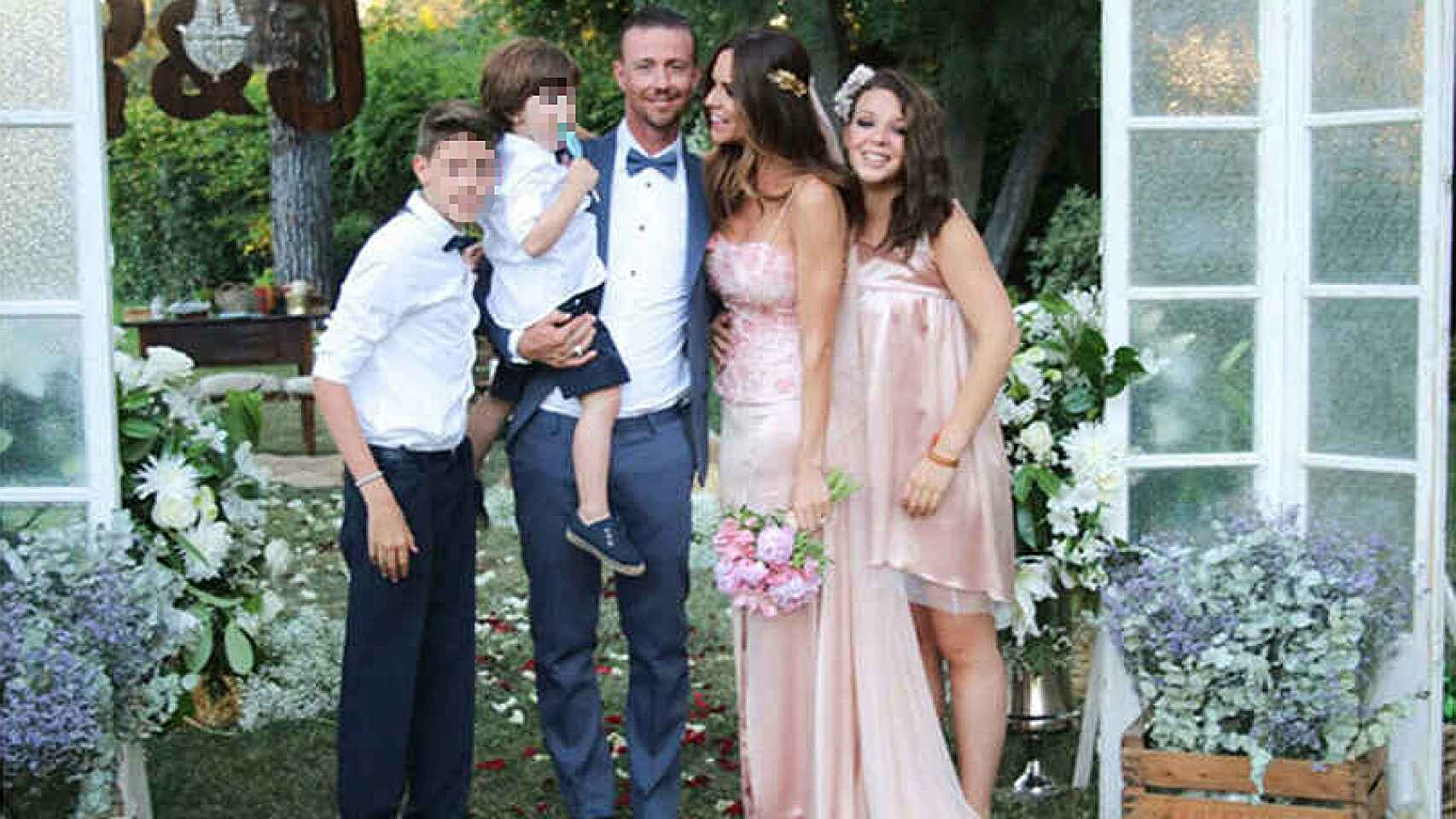 Guti y Romina posan junto a sus hijos.