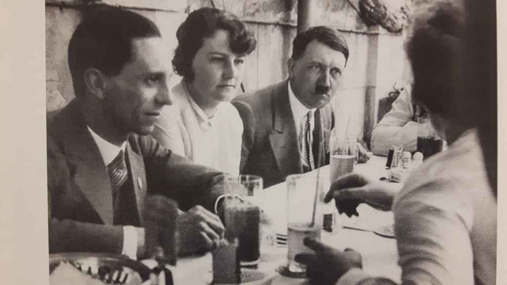 Joseph Goebbels, Geli Raubal y Adolf Hitler.