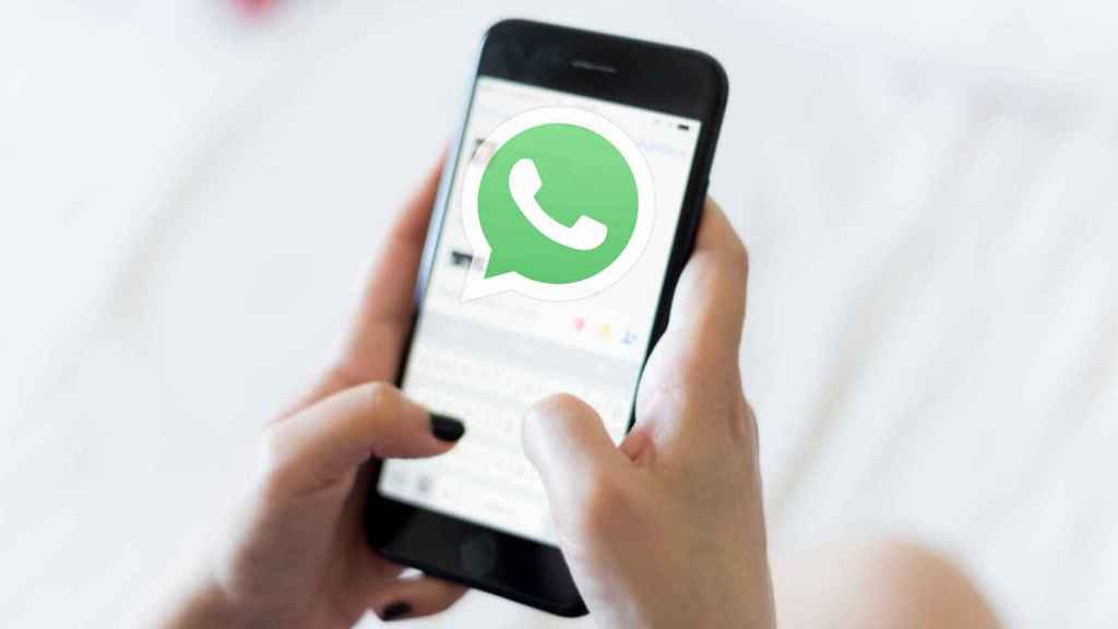 El logo de WhatsApp en un teléfono móvil.