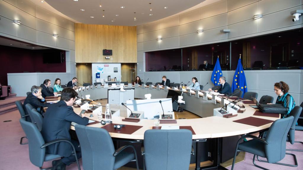 José Luis Ábalos y Adina Valean han guardado la distancia de seguridad en su reunión en Bruselas