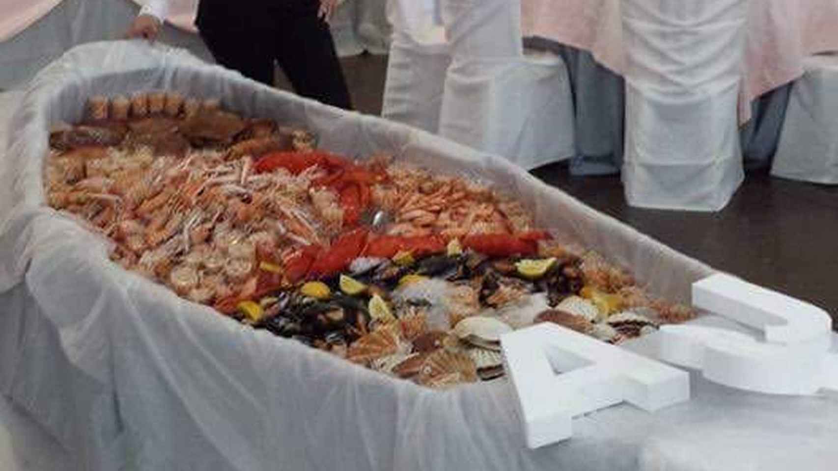 En el convite se pudieron degustar centenares de kilos de marisco servidos en carros como el de la imagen.