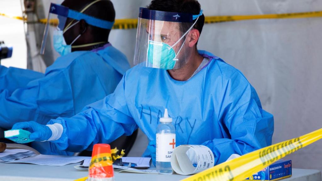 Un sanitario protegido contra el Covid atiende a ciudadanos en Washington DC.