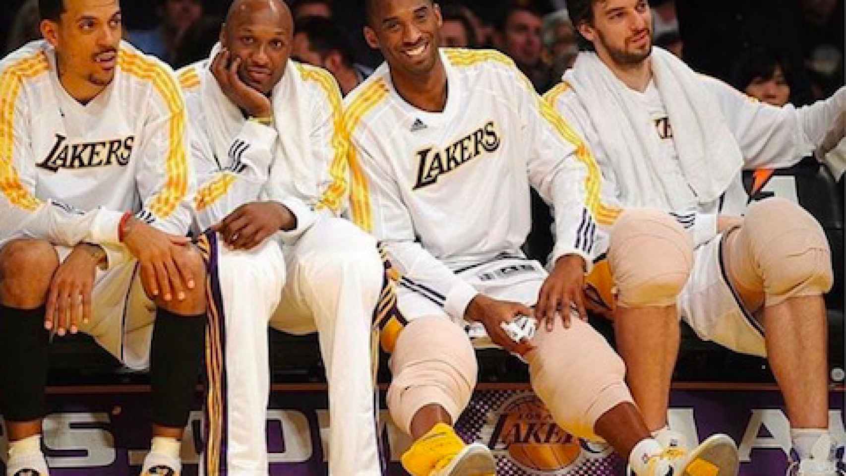 Matt Barnes en el banquillo de los Lakers junto a Odom, Kobe y Pau