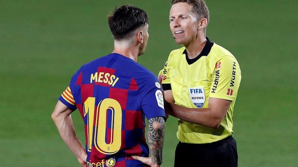 Leo Messi protesta a Hernández Hernández
