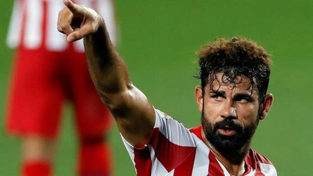 Diego Costa señala a sus compañeros y el banquillo en el Camp Nou