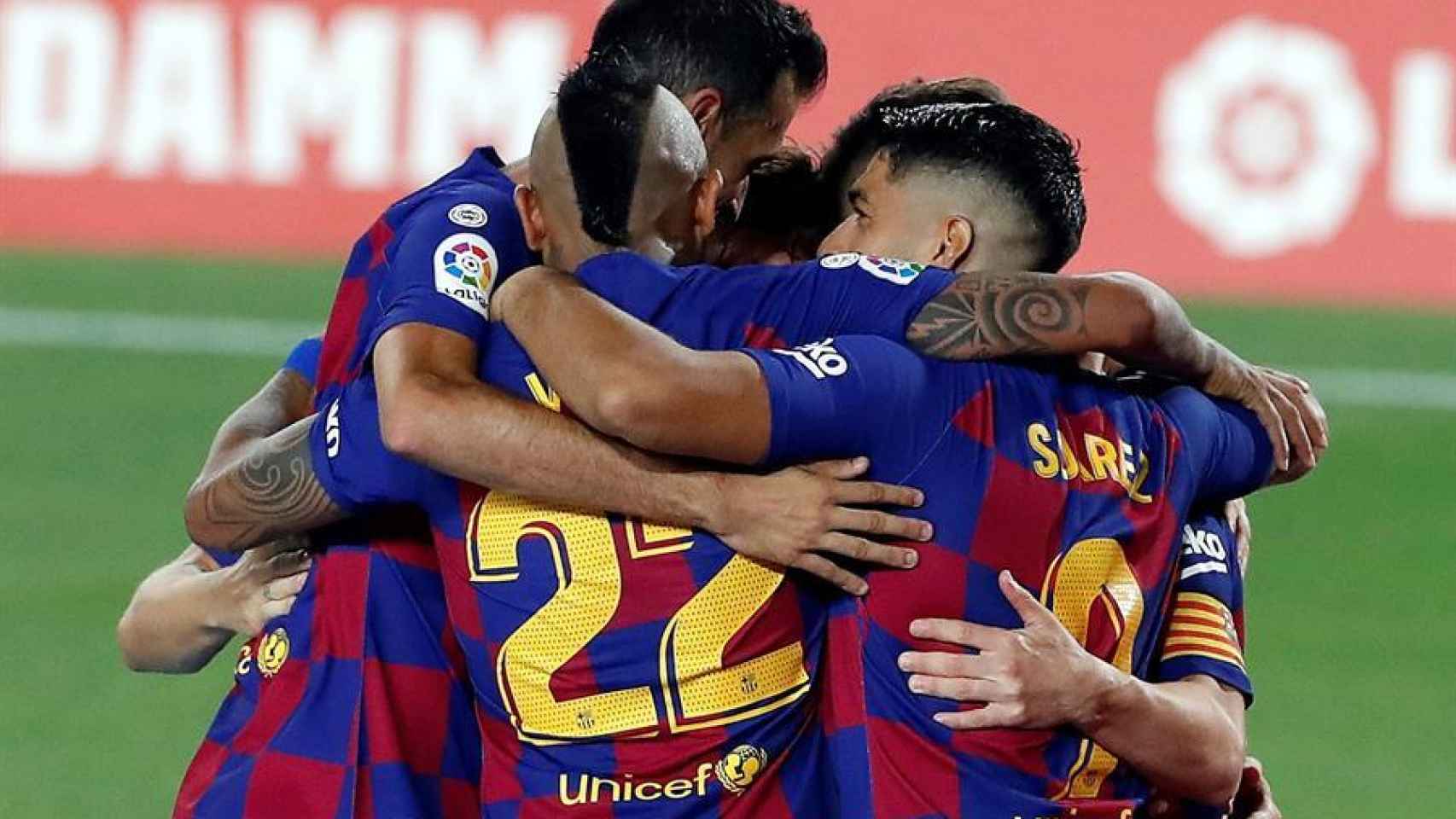 Piña de los jugadores del Barcelona en el gol de Messi ante el Atlético de Madrid