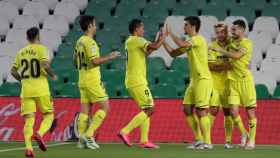 Los jugadores del Villarreal celebran el gol de Gerard Moreno ante el Betis en La Liga