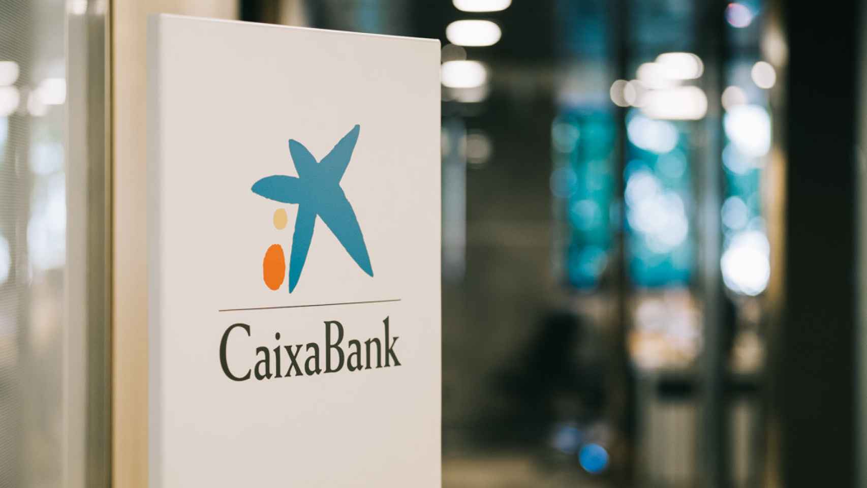 El logo de CaixaBank en una sucursal.
