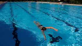 Un bañista disfruta de las instalaciones de la piscina del Centro Deportivo Municipal Vicente del Bosque, en la Avenida de Monforte de Lemos.