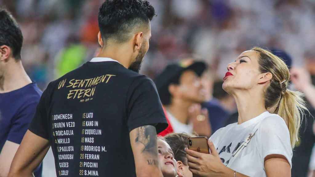 Tamara Gorro junto a Ezequiel Garay  durante la final de la Copa del Rey.