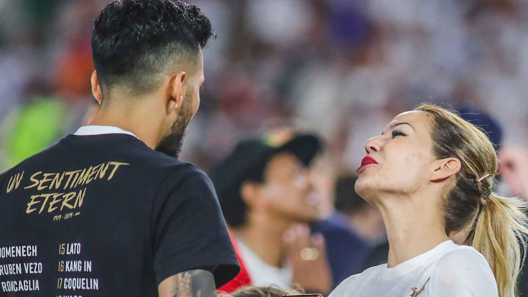 Tamara Gorro junto a Ezequiel Garay  durante la final de la Copa del Rey.
