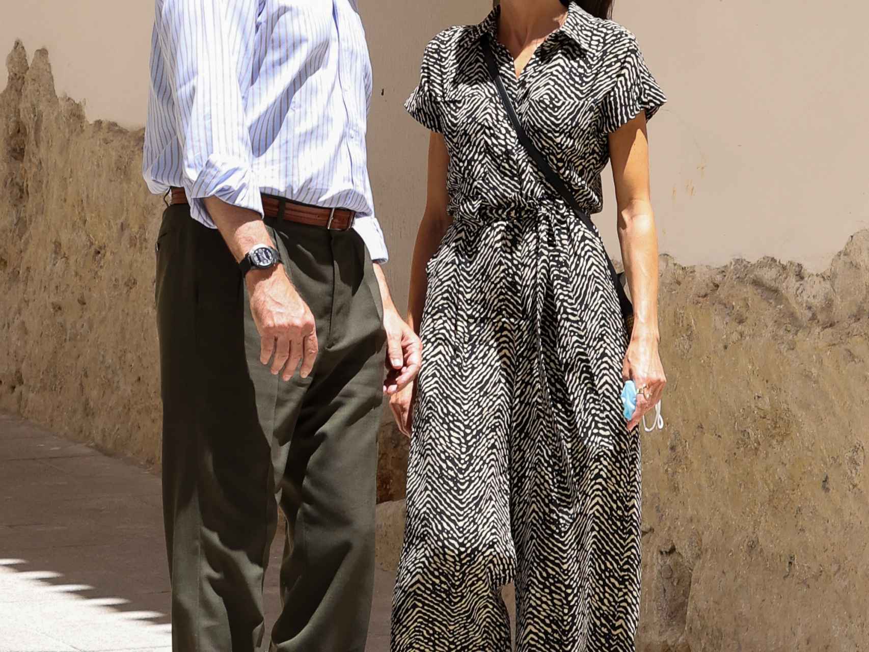 Letizia y Felipe caminando por las calles de Cuenca 16 años después.