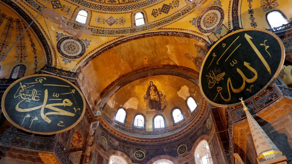 Interior de Santa Sofía, con el mosaico del ábside y dos tondos caligráficos.