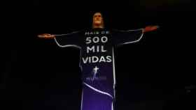 El Cristo Redentor, iluminado en un homenaje a los fallecidos por el coronavirus en Brasil.