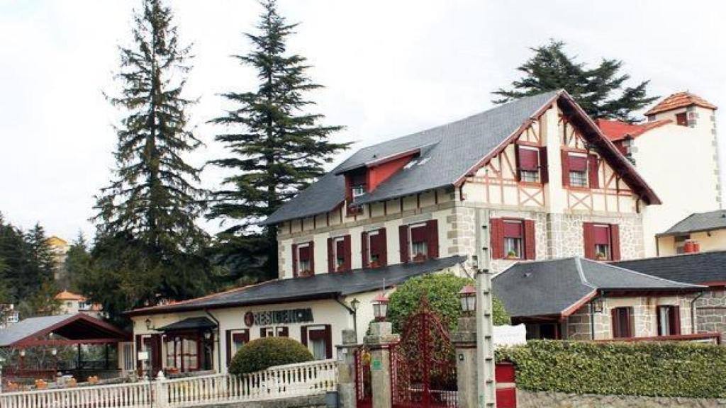 Fachada de la residencia Mirasierra, en Cercedilla.