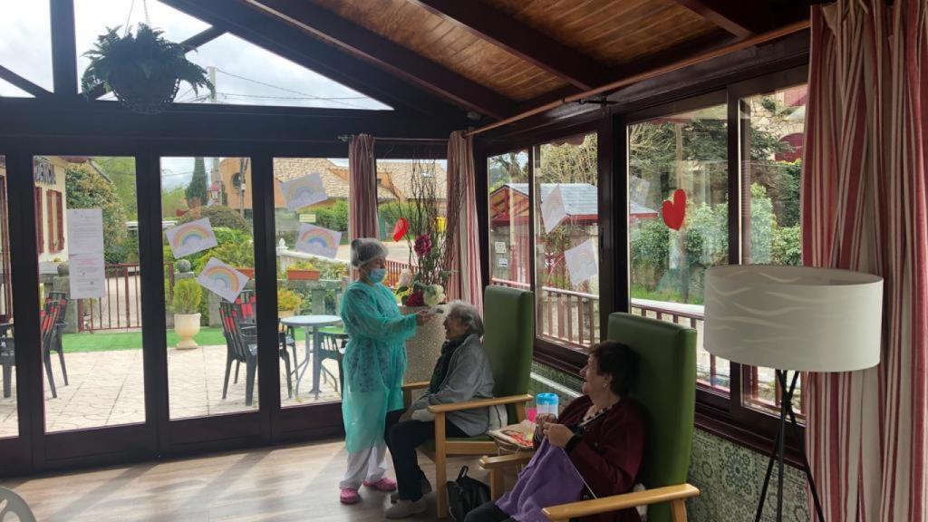 Una enfermera atiende a un residente en Mirasierra.