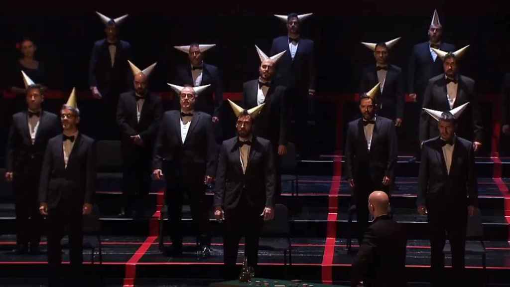 Momento de la representación de 'La Traviata' en el Teatro Real.