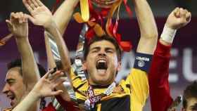 Iker Casillas levanta el título de la Eurocopa 2012