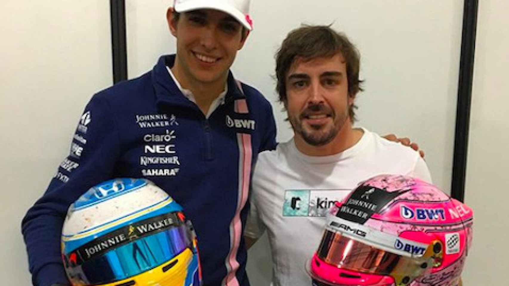 Esteban Ocon y Fernando Alonso intercambian cascos