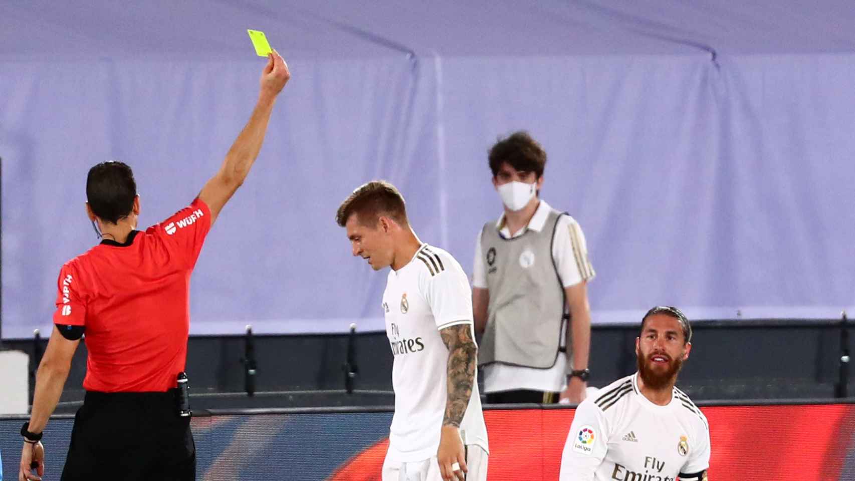 Juan Martinez Munuera muestra la tarjeta amarilla a Sergio Ramos