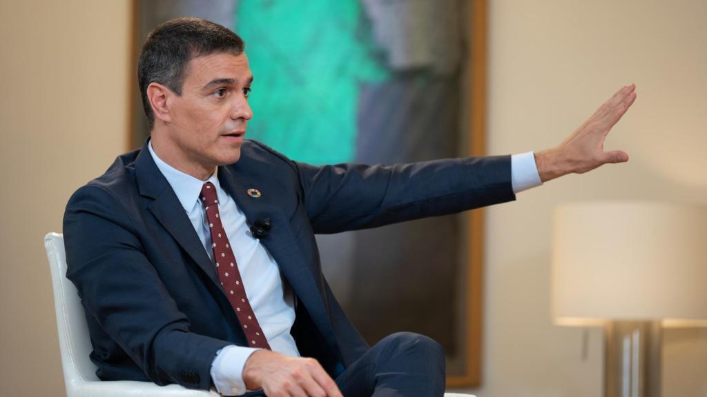 Pedro Sánchez, durante una entrevista, con el pin de la Agenda 2030 en la solapa.