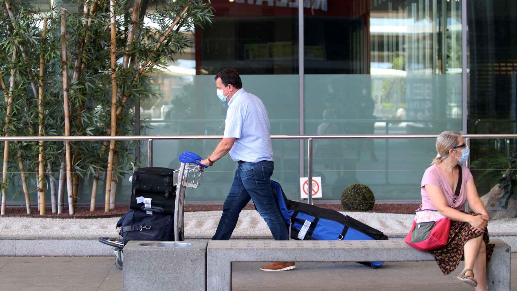 Unos turistas con sus maletas.