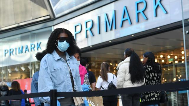 Gente haciendo cola para entrar en una tienda de Primark.