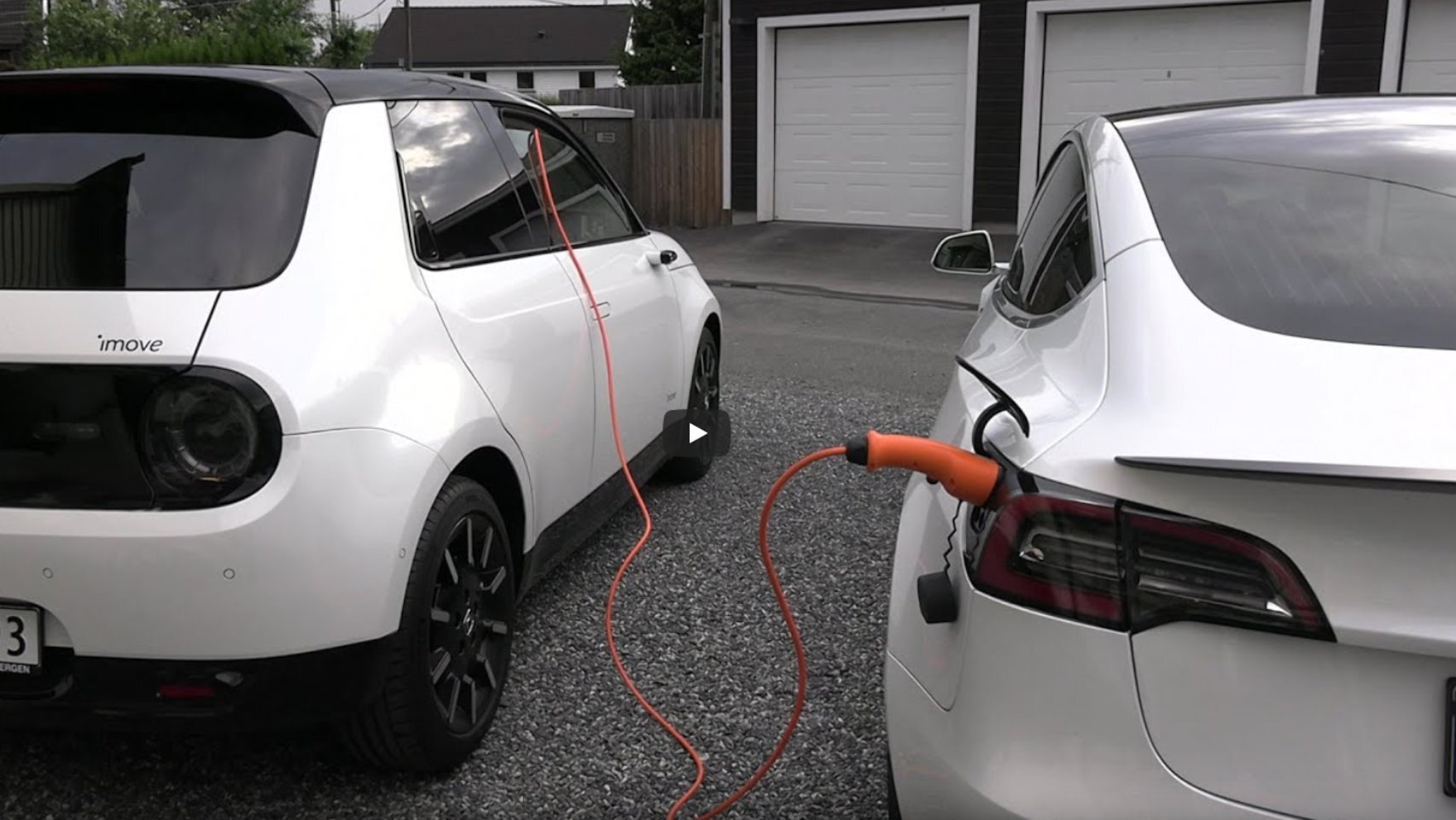 Un Tesla conectado a un Honda eléctrico, ¿será capaz de recargarlo?