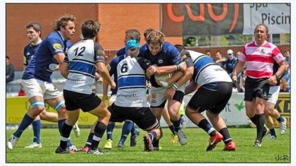 Pedro Montoya, arbitrando un partido de rugby