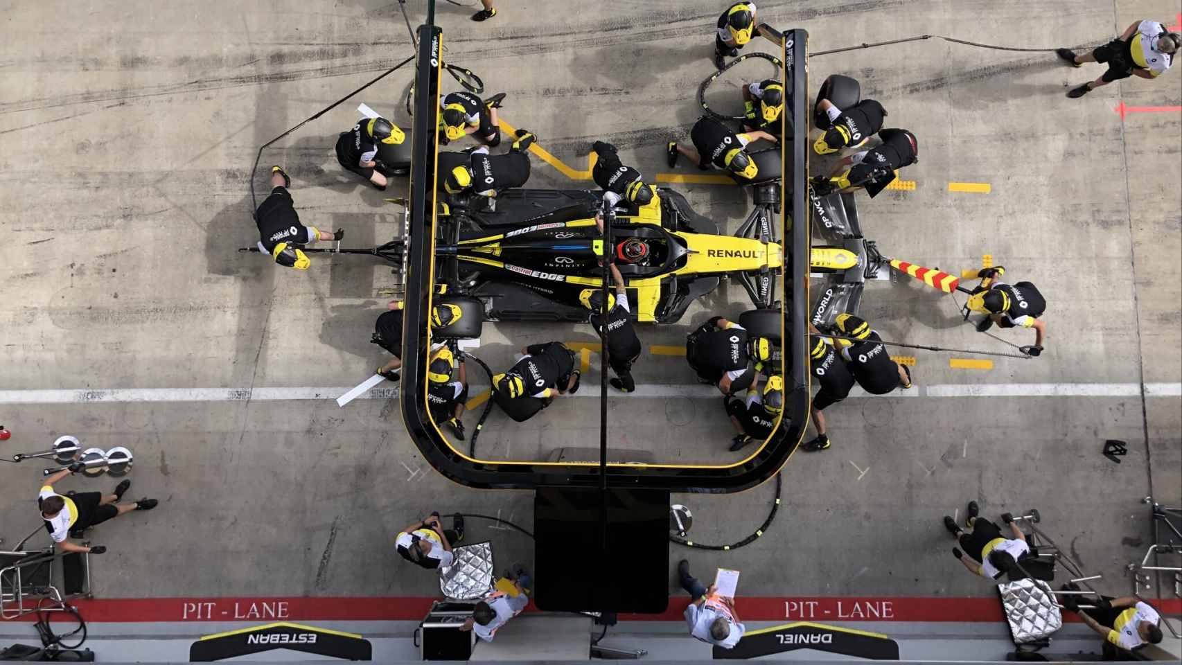 Los mecánicos de Renault practican una parada en boxes durante el GP de Austria 2020