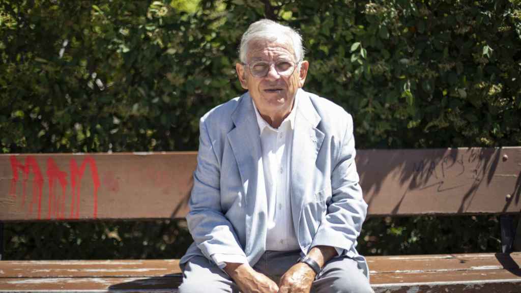 Fernando Jáuregui atiende a EL ESPAÑOL en un tranquilo parque de Tres Cantos, municipio en donde reside.