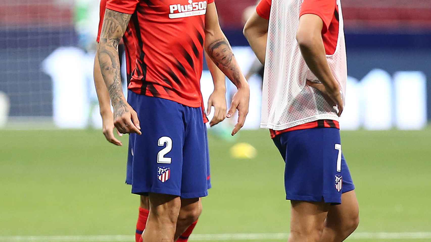 José María Giménez y Joao Felix, durante el calentamiento del Atlético de Madrid frente al Mallorca