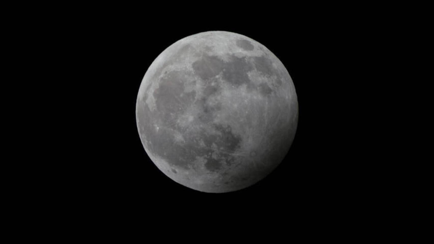 La Luna en fase llena antes del eclipse penumbral del pasado 10 de enero de este año. Foto: Henning Kaiser/DPA-Archivo