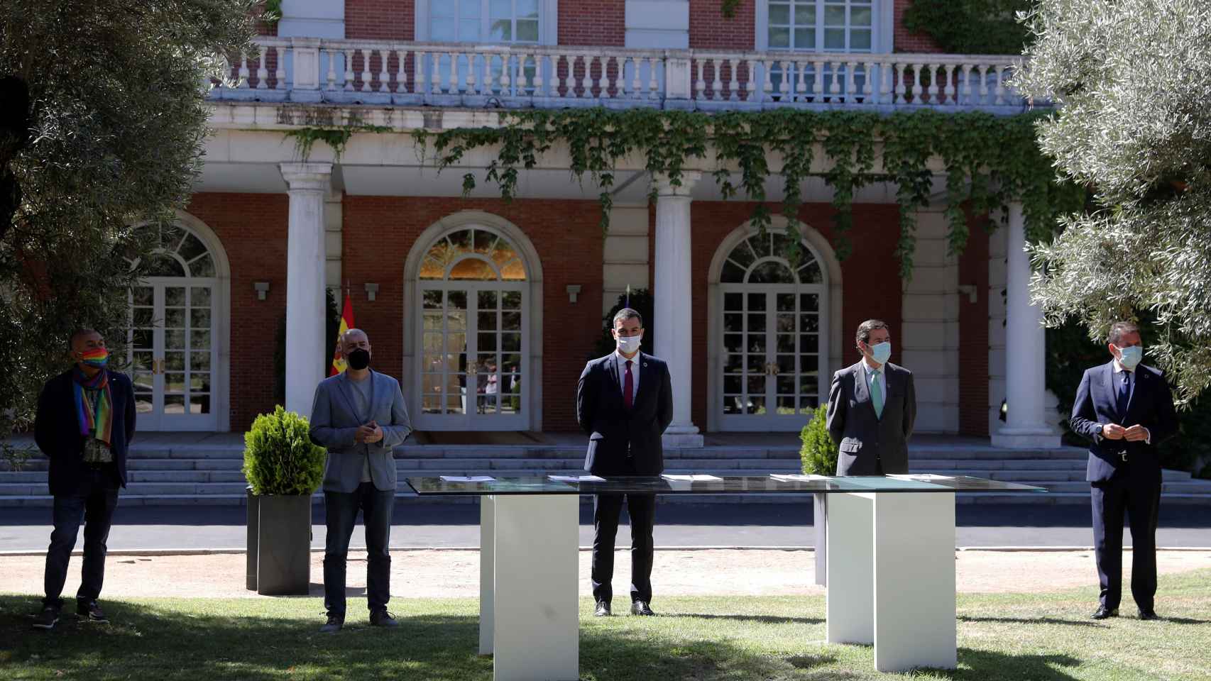 Pedro Sánchez con los agentes sociales en los jardines de Moncloa tras el Consejo de Ministros extraordinario.
