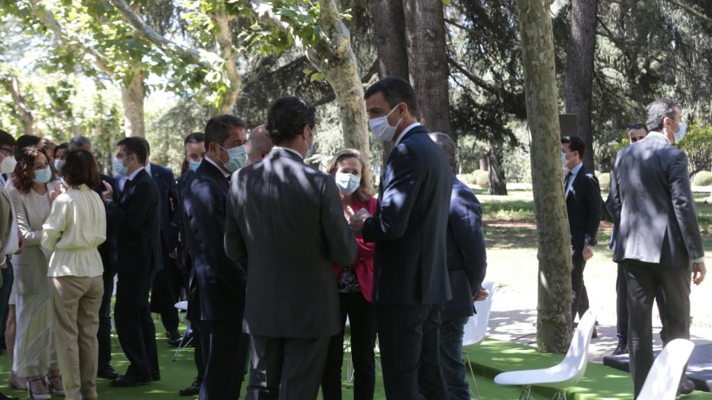 Nadia Calviño departe con los firmantes del Pacto por la Reactivación Económica y el Empleo en los jardines de Moncloa.