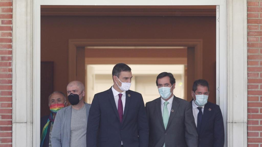 Sánchez y los líderes del Diálogo Social, instantes antes de la firma del acuerdo.