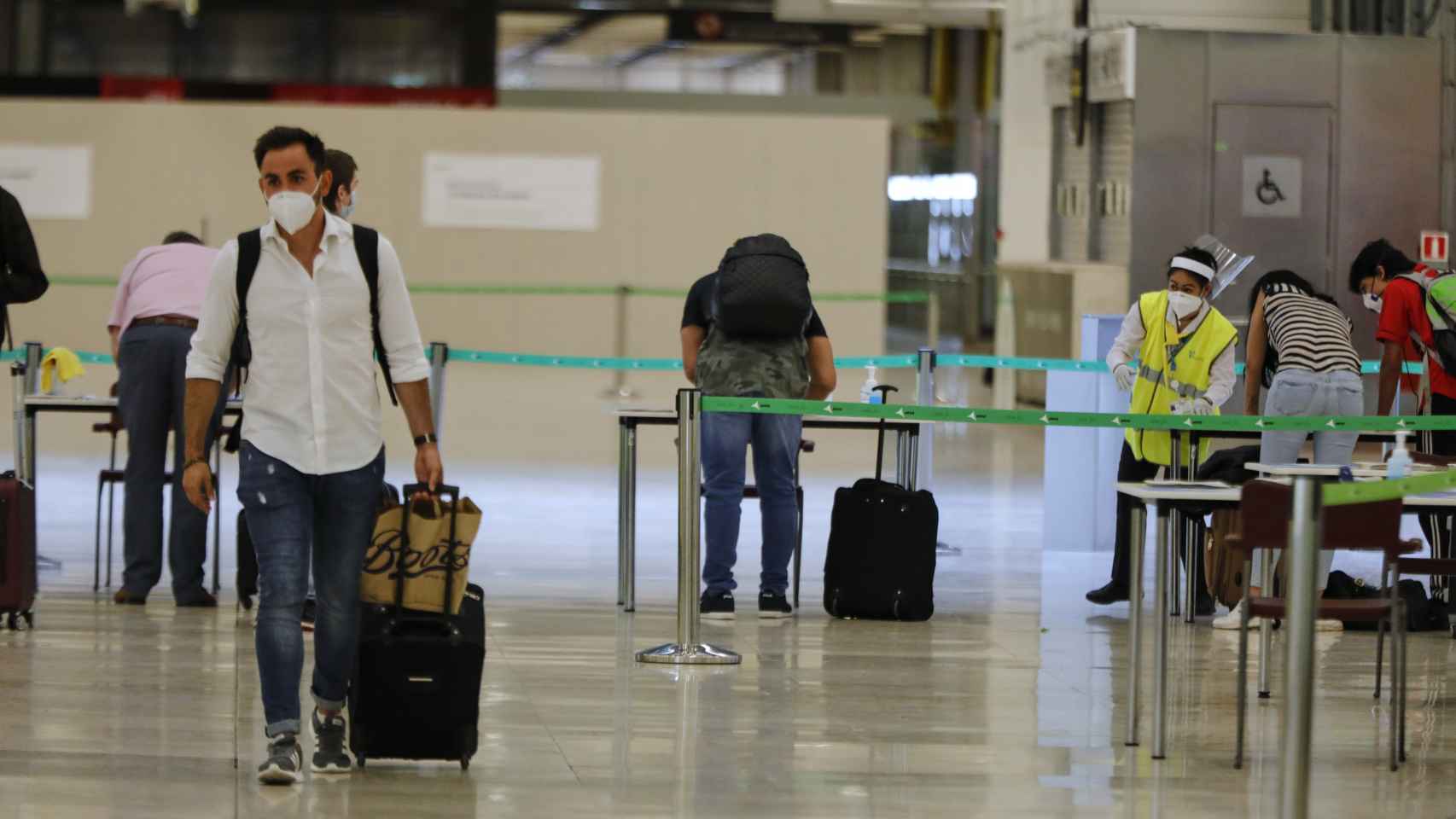 Un viajero llega al aeropuerto de Barajas.