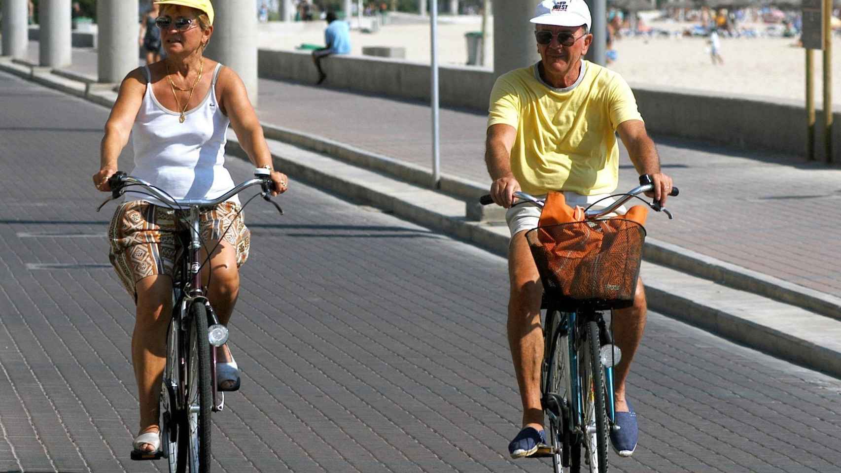 Dos turistas en bicicleta.