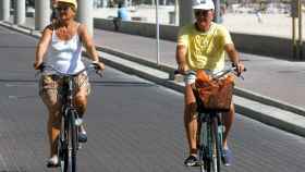 Dos turistas en bicicleta.