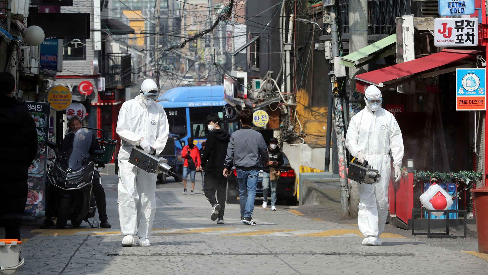 Un operario desinfecta una calle del barrio de Itaewon, en Seúl. Reuters