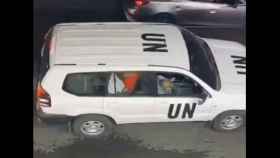 Un hombre y una mujer mantienen relaciones sexuales en un vehículo de la ONU en Tel Aviv.
