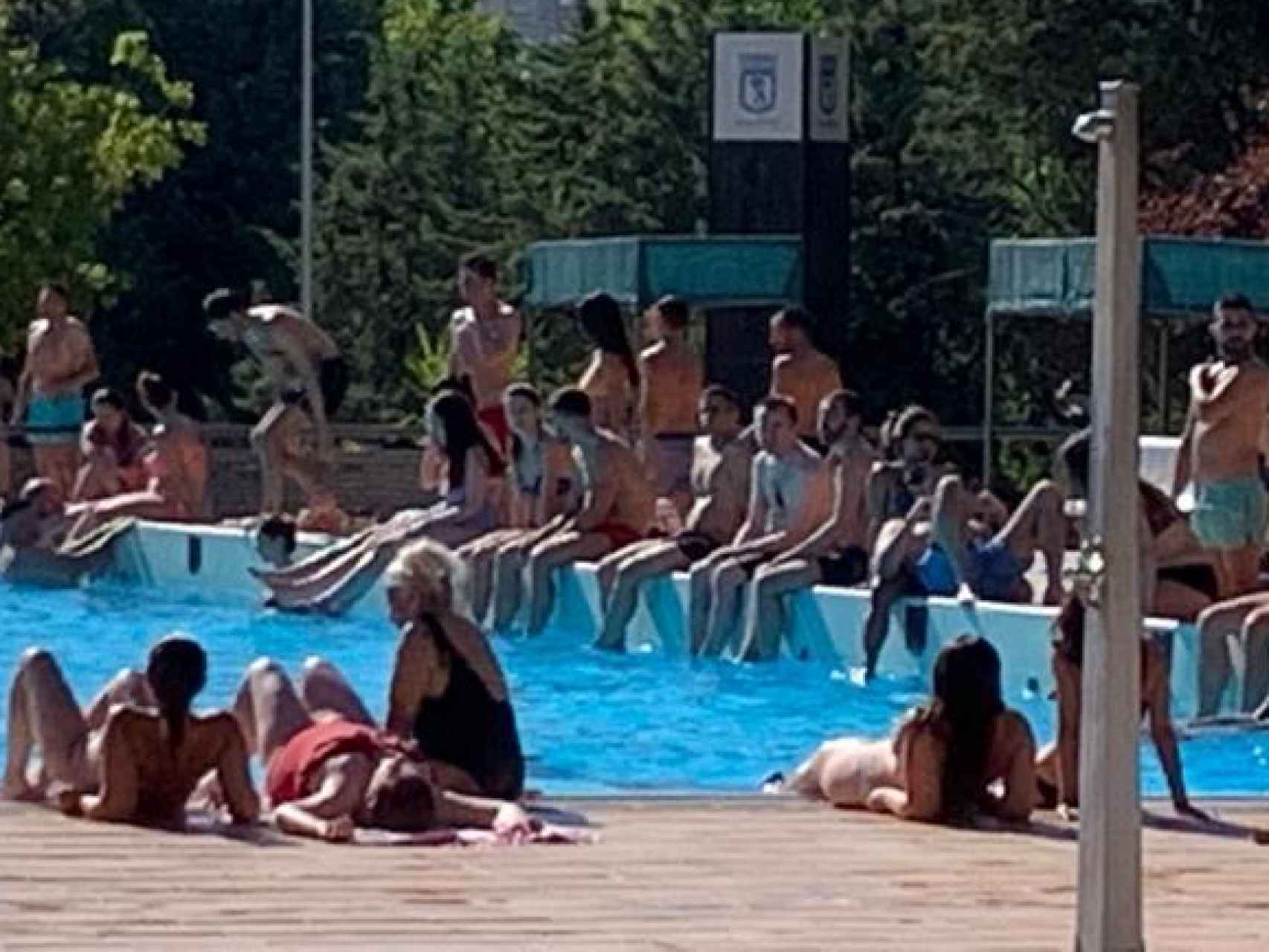 Borde de una piscina pública en Madrid.