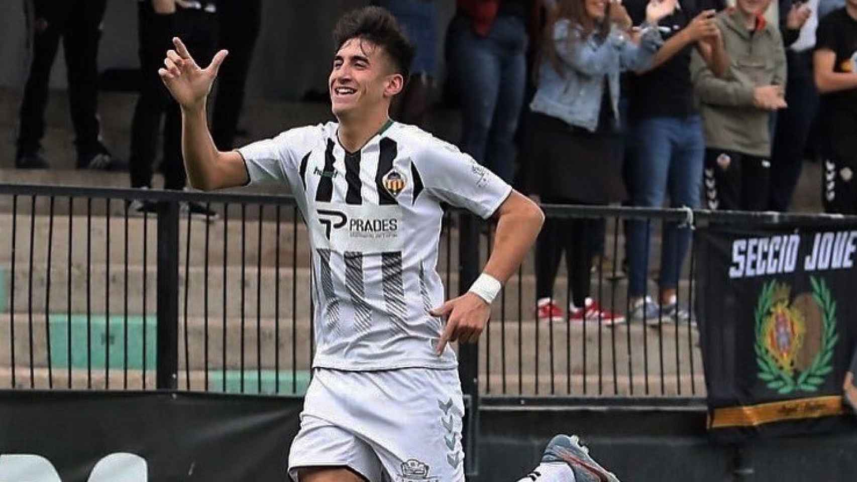 Pau Ferrer celebra un gol con el Castellón