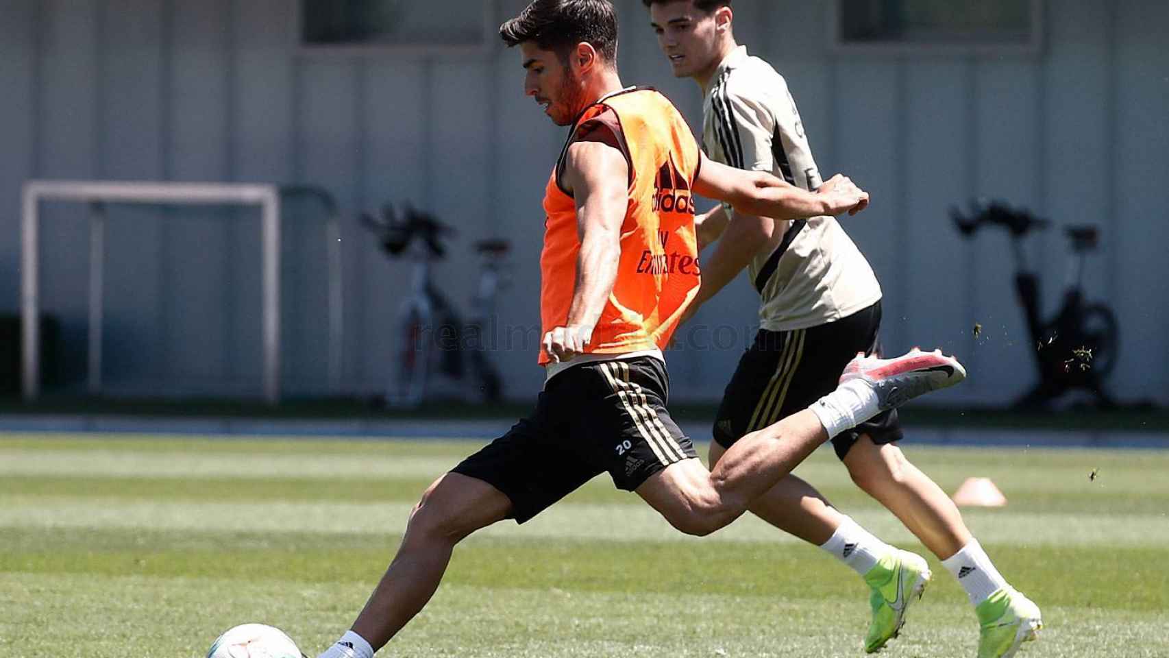 Marco Asensio dispara en un entrenamiento con el Real Madrid