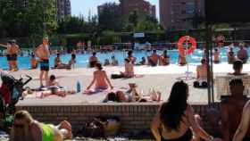 Gente en las piscinas de Madrid.